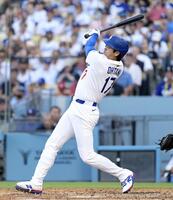 　レッズ戦の４回、右前打を放つドジャース・大谷（共同）