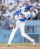 　レッズ戦の４回、右前打を放つドジャース・大谷（共同）
