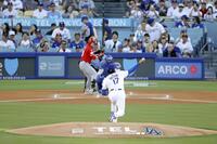 　レッズ戦に先発登板し、第１球を投じるドジャース・大谷（共同）