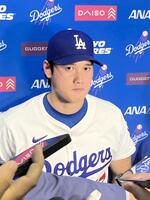 　試合後、インタビューに答える大谷（撮影・小林信行）