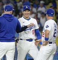 　レッズに勝利し、チームメートと喜ぶドジャース・大谷（共同）