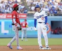 　４回、二塁に進み、レッズのデラクルス（左）と言葉を交わすドジャース・大谷（共同）