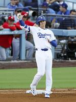 　レッズ戦の４回、右前打で出塁したドジャース・大谷（共同）