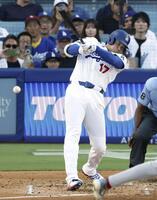 　レッズ戦の４回、右前打を放つドジャース・大谷（共同）
