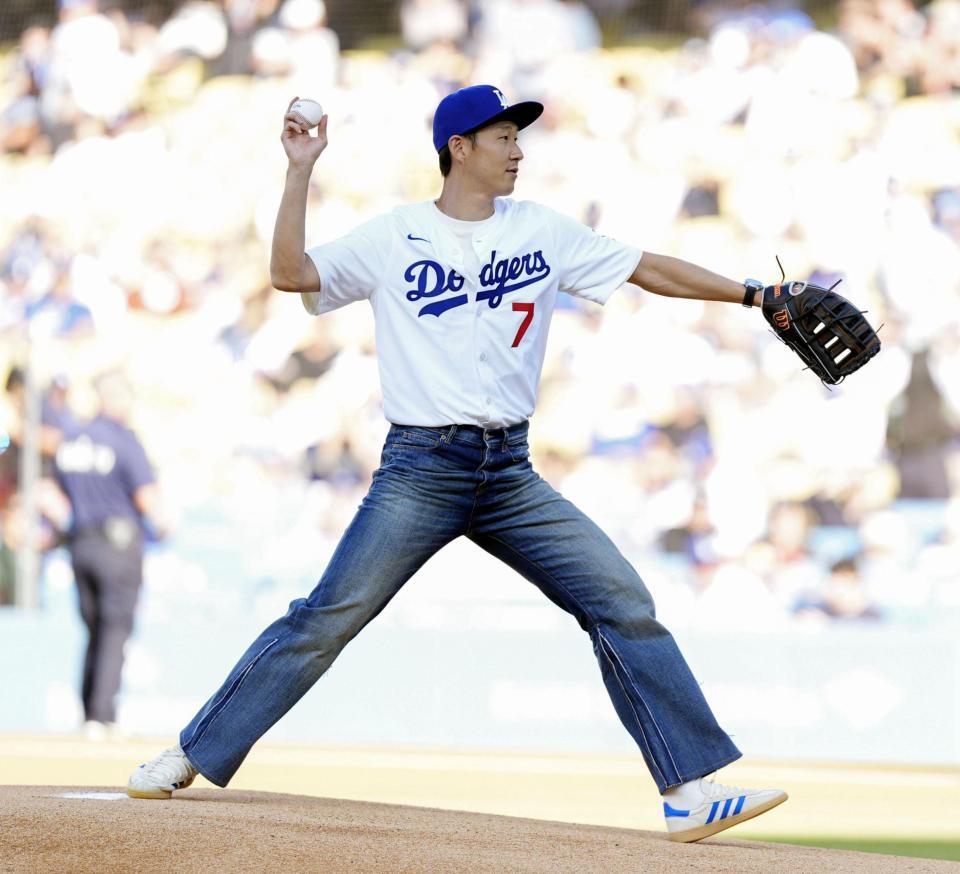 　ドジャースとレッズの試合で始球式を務めるサッカー韓国代表ＦＷの孫興民（共同）