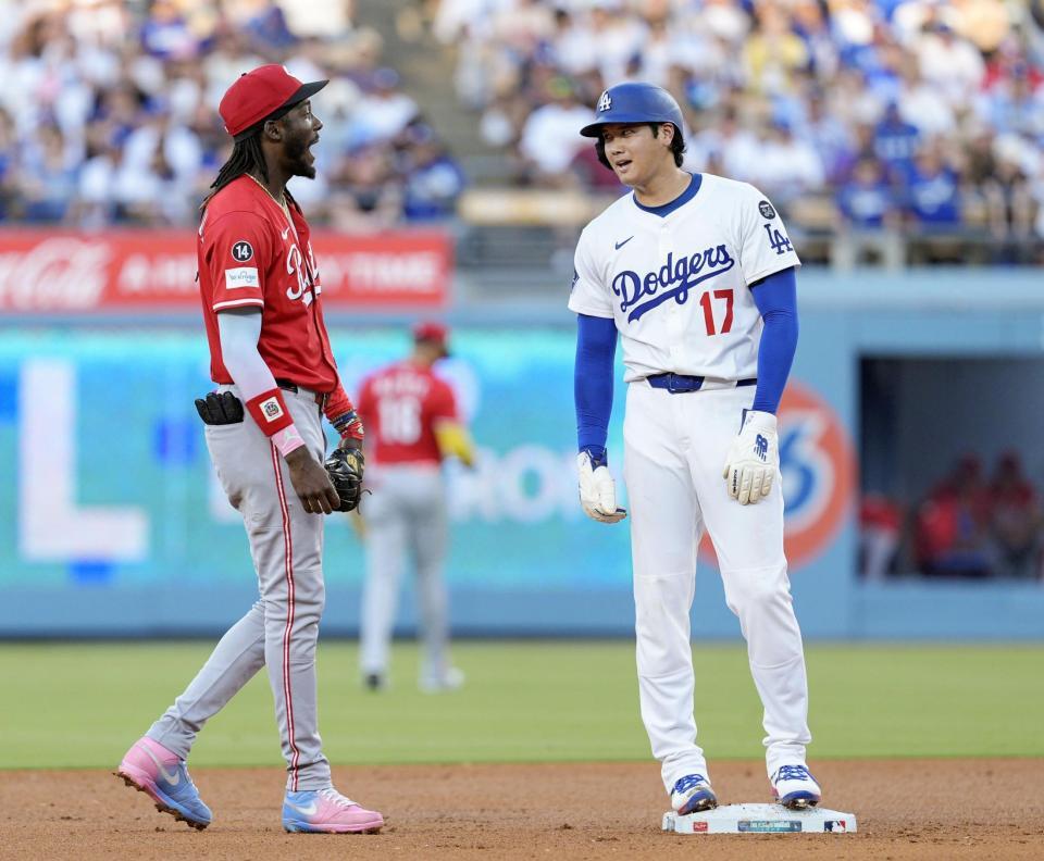 　４回、二塁に進み、レッズのデラクルス（左）と言葉を交わすドジャース・大谷（共同）