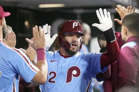 　ブレーブス戦の４回に２ランを放って祝福されるフィリーズのシュワバー。この試合で４本塁打を記録し、49号に到達した（ＡＰ＝共同）