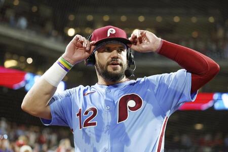 　ブレーブス戦で１試合４本塁打を放ち、インタビューを受けるシュワバー（ゲッティ＝共同）