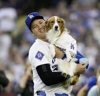 　ドジャース・大谷翔平と愛犬デコピン（提供・共同通信社）