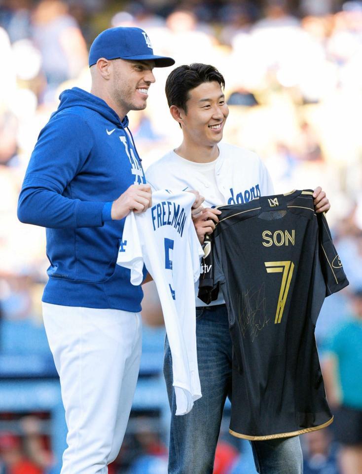 　始球式の前にドジャースのフリーマン（左）と撮影に応じるサッカー韓国代表の孫興民（共同）