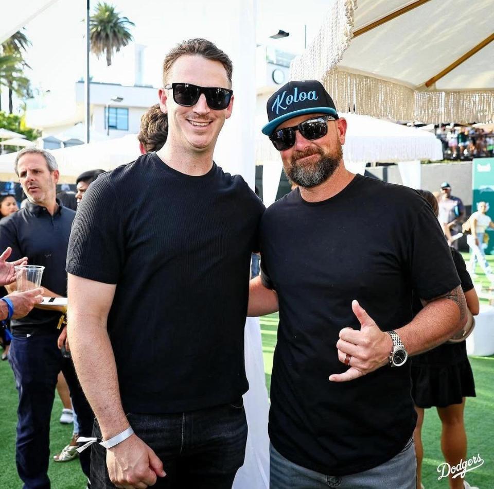 　ベッツの慈善イベントに参加したフィリップスとイェーツ（ロサンゼルス・ドジャース提供）