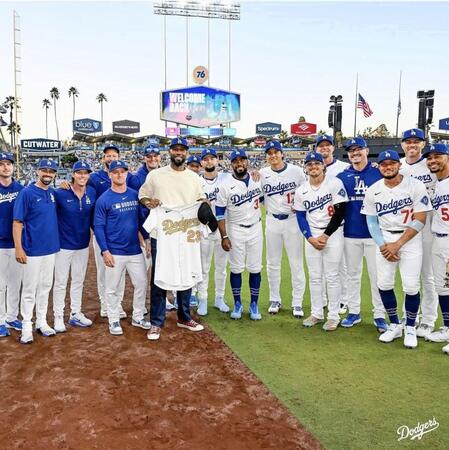 大谷も笑顔でハグ　昨季の同僚・ヘイワードへのチャンピオンリング贈呈式に参加　フリーマン、ベッツらも祝福