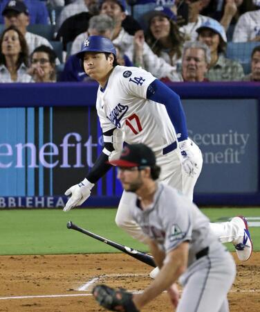 　３回、一塁内野安打を放つ大谷（共同）