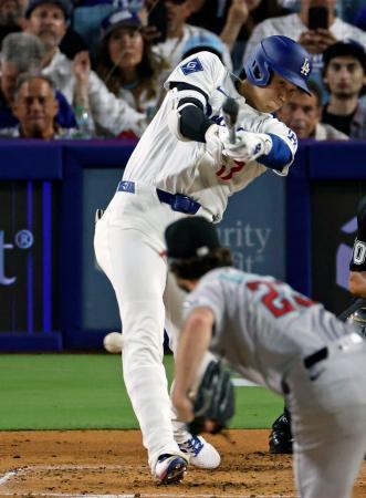　ダイヤモンドバックス戦の３回、一塁内野安打を放つドジャース・大谷＝ロサンゼルス（共同）