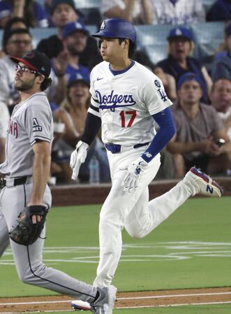 　３回、一塁内野安打を放つ大谷（共同）