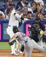 　１回、四球を選ぶ大谷（共同）