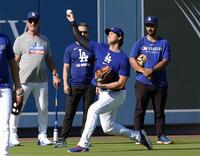 　キャッチボールする大谷（共同）