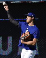 　キャッチボールする大谷（共同）