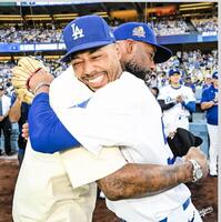 　抱き合うベッツ（右）とヘイワード（左）（ロサンゼルス・ドジャース提供）