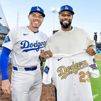 　記念撮影するフリーマン（左）とヘイワード（右）（ロサンゼルス・ドジャース提供）