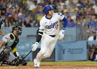 　３回、一塁内野安打を放つ大谷（共同）