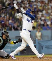 　３回、一塁内野安打を放つ大谷（共同）