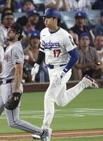 　３回、一塁内野安打を放つ大谷（共同）