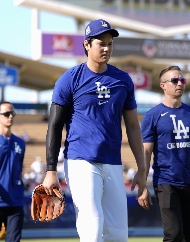 　試合前の練習を終えた大谷（共同）