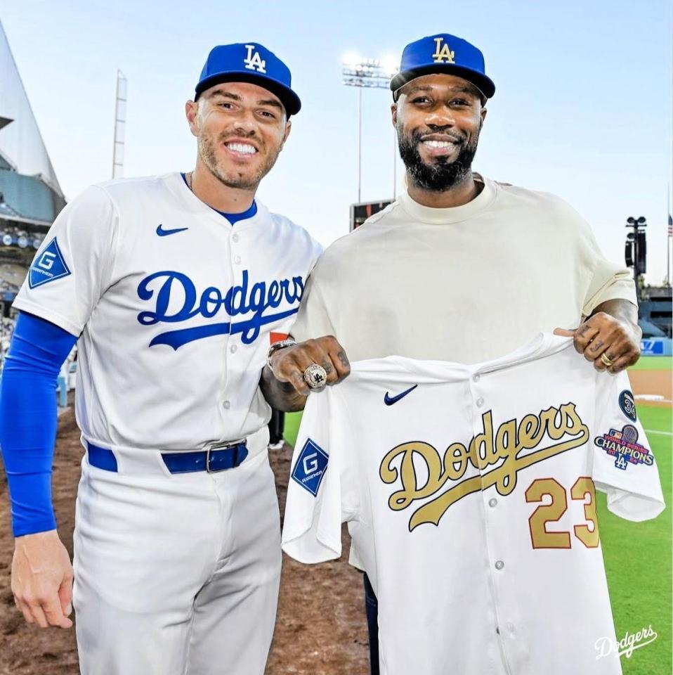 　記念撮影するフリーマン（左）とヘイワード（右）（ロサンゼルス・ドジャース提供）