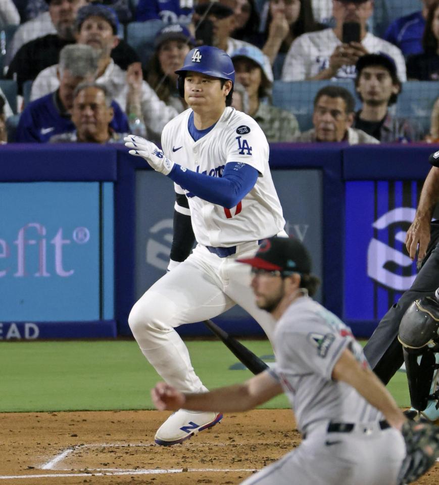 　３回、一塁内野安打を放つ大谷（共同）