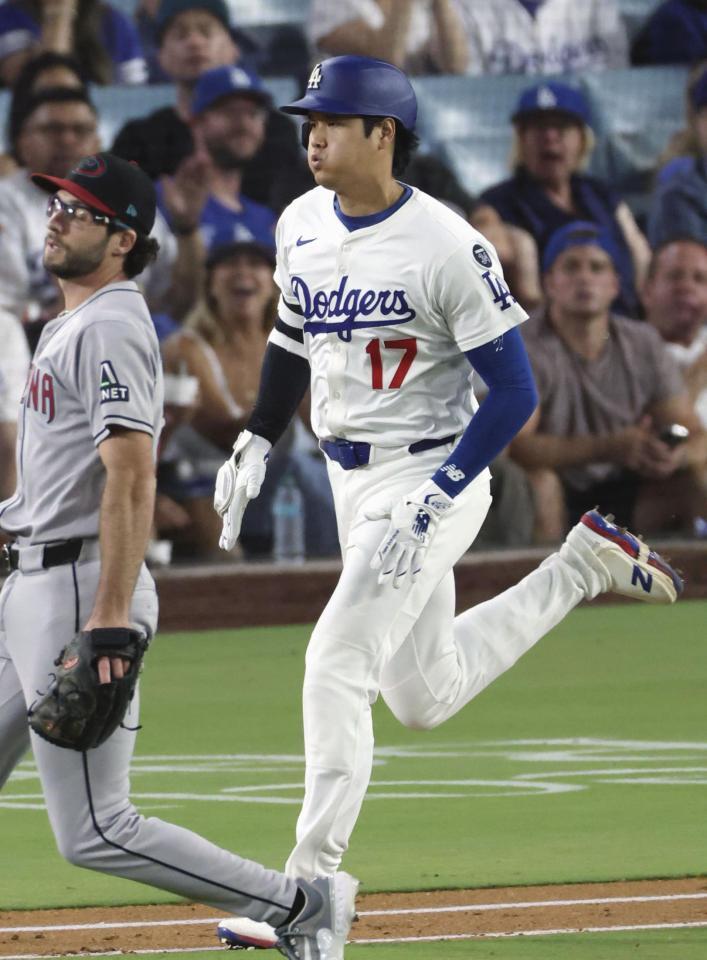 　３回、一塁内野安打を放つ大谷（共同）