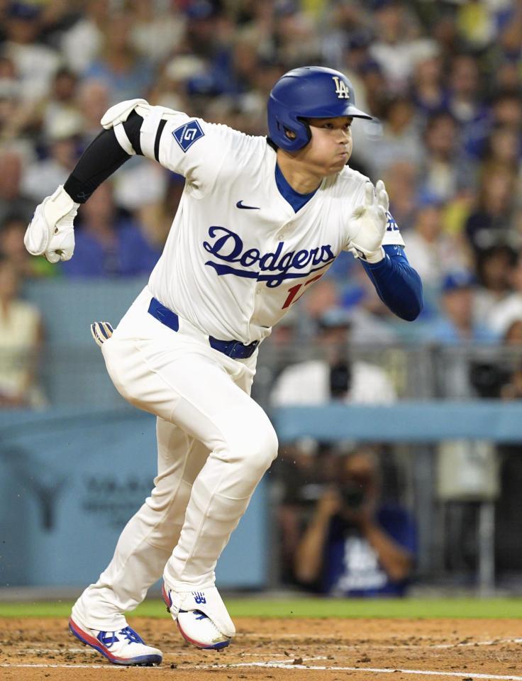 　３回、一塁内野安打を放つ大谷（共同）