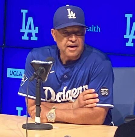 　試合前の会見で報道陣の質問に答えるロバーツ監督（撮影・小林信行）