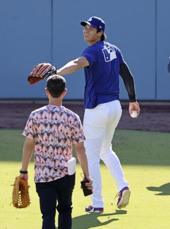 　試合前練習で笑顔を見せる大谷（共同）