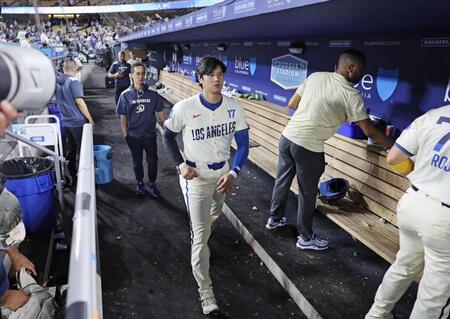 　ダイヤモンドバックスに敗れ引き揚げる大谷（共同）