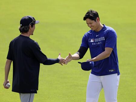 　３月、試合前にあいさつを交わす前田（左）と大谷（提供・共同通信社）