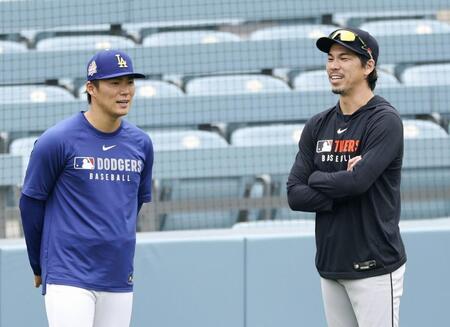 　３月、山本（左）と言葉を交わす前田（提供・共同通信社）