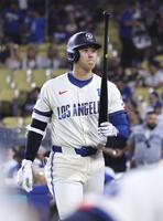 　９回に打席が回らず敗戦し、引き揚げる大谷（共同）