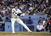 　７回、四球を選ぶ大谷（共同）