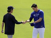 　３月、試合前にあいさつを交わす前田（左）と大谷（提供・共同通信社）