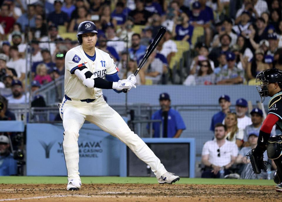 　７回、四球を選ぶ大谷（共同）