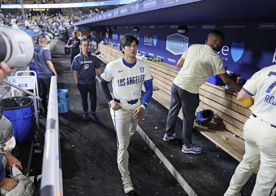 　ダイヤモンドバックスに敗れ引き揚げる大谷（共同）