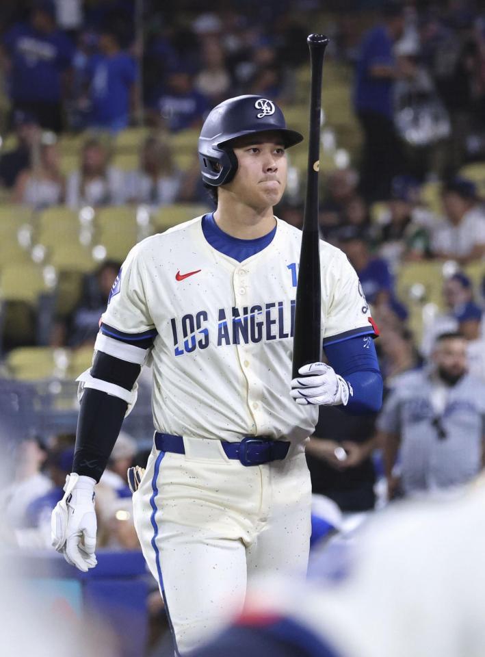 　９回に打席が回らず敗戦し、引き揚げる大谷（共同）