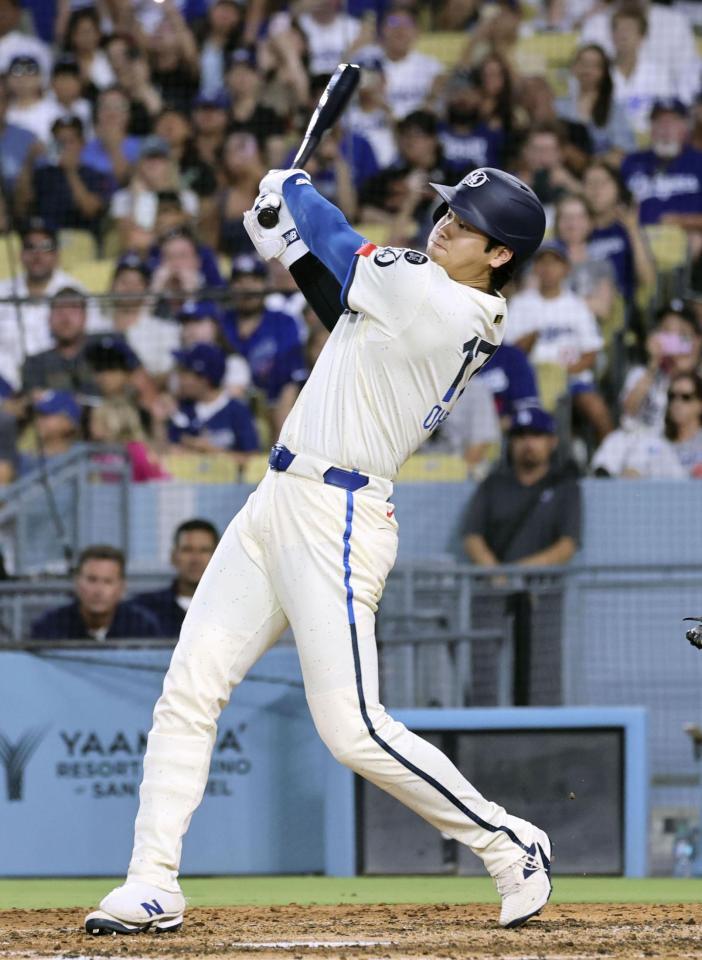 　５回、左飛に倒れる大谷（共同）