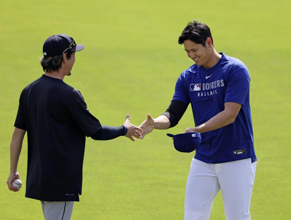 　３月、試合前にあいさつを交わす前田（左）と大谷（提供・共同通信社）