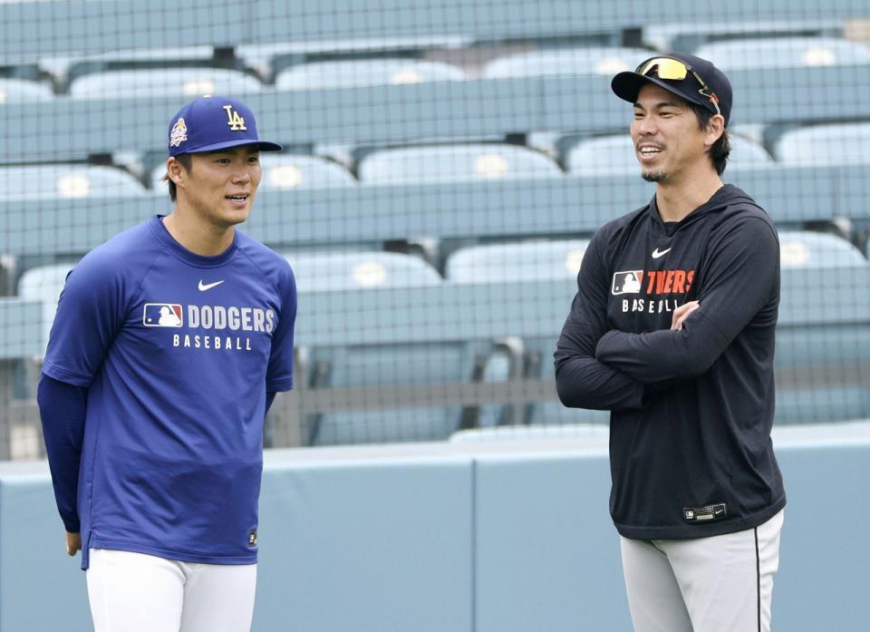 　３月、山本（左）と言葉を交わす前田（提供・共同通信社）