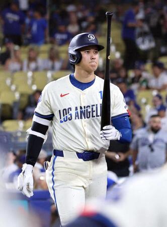 　９回に打席が回らず敗戦し、引き揚げるドジャース・大谷（共同）