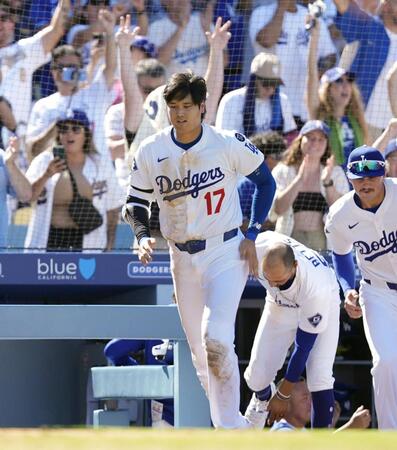 　ダイヤモンドバックス戦の９回、代打スミスのサヨナラ本塁打でベンチを飛び出すドジャース・大谷（共同）