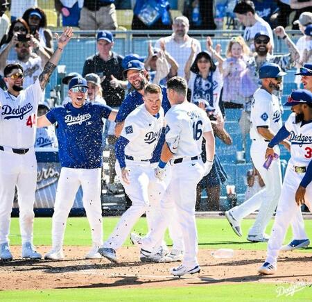 大谷翔平　歓喜の輪にギリギリ到着→飛び跳ねて大喜び！九回に第５打席の準備で出遅れる　急いで手袋＆ヘルメットを脱ぎ捨て