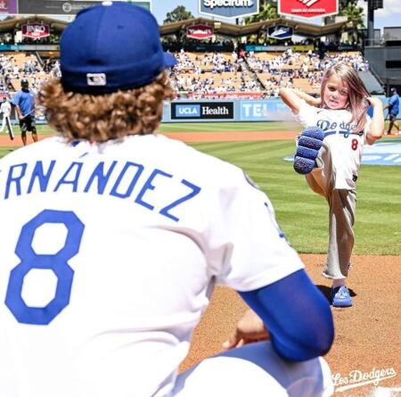 　始球式を務めたキケ・ヘルナンデスの長女・ペネロペちゃん（ロサンゼルス・ドジャース提供）